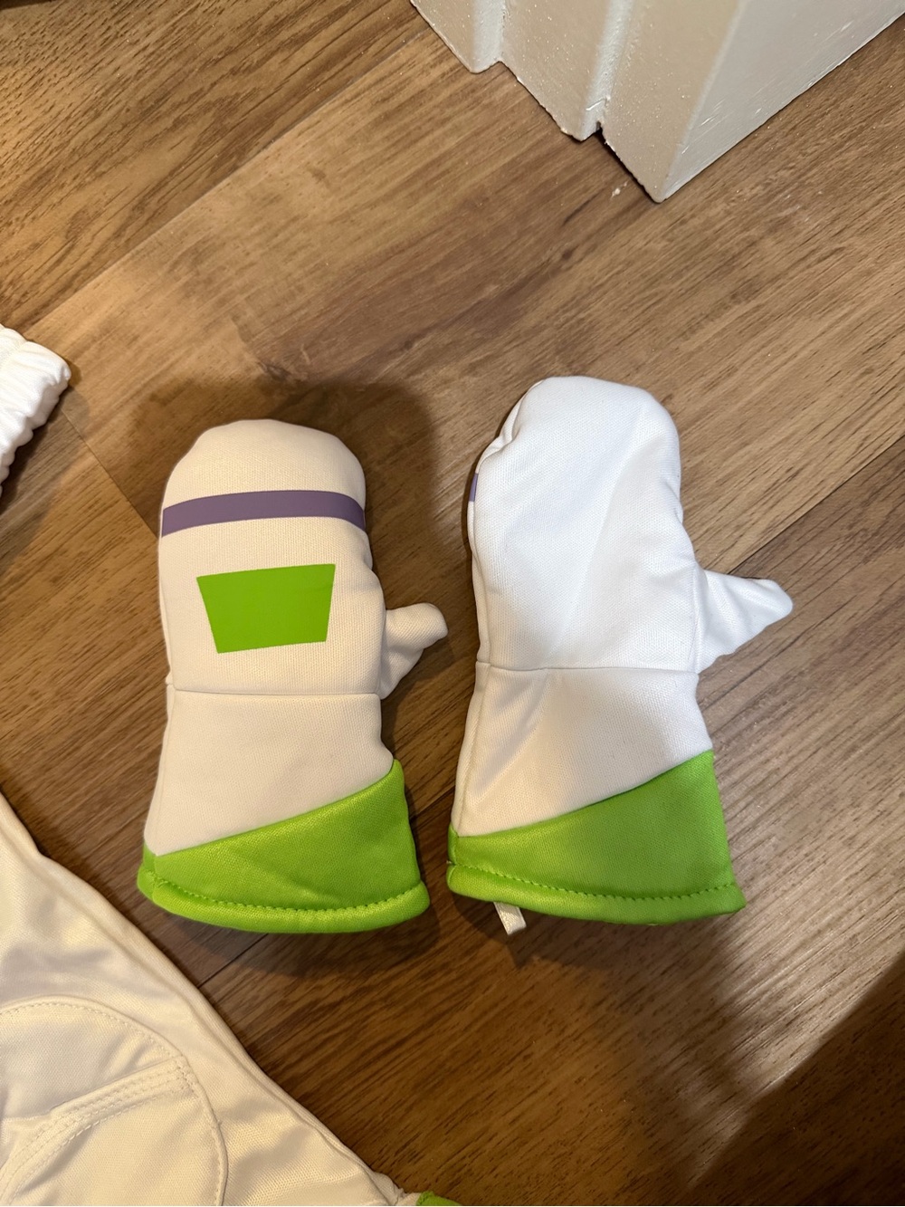Disney Green, White & Purple Buzz Lightyear Space Ranger Costume with Wings - Picture 2 of 6